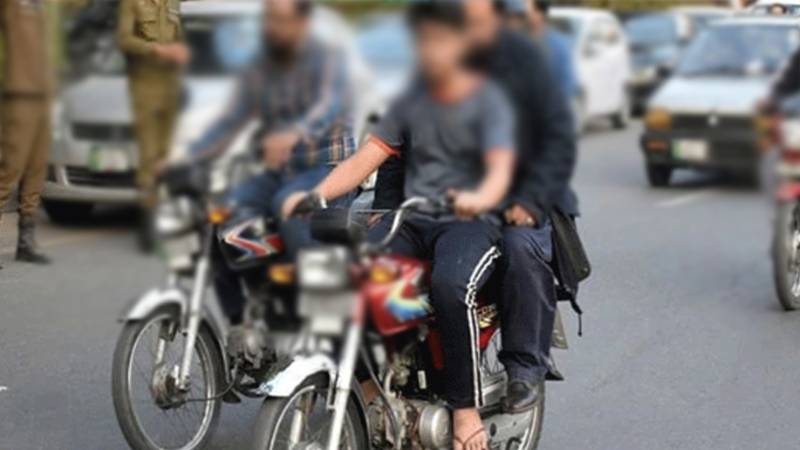 لاہور: 16 سے 18 سال کے بچوں کو مشروط طور پر موٹر سائیکل چلانے کی اجازت