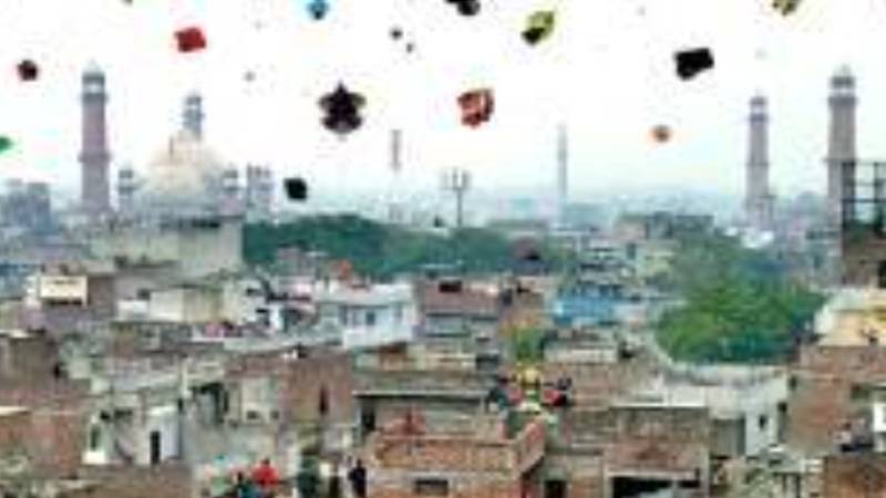 لاہور: بسنت کے دوران بیرون شہر سے پتنگیں اور ڈور لانے کے لیے ضلعی انتظامیہ کی مشروط اجازت