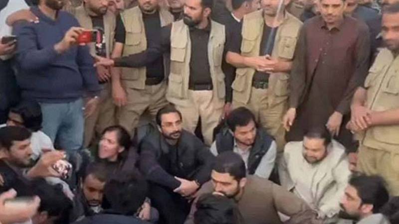 بانی پی ٹی آئی کے علاج پر وزیر اعلیٰ خیبرپختونخوا اور دیگر رہنماؤں کا سپریم کورٹ کے باہر دھرنا