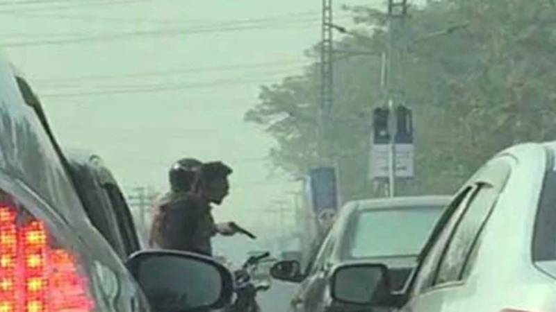 لاہور: ڈاکوؤں نے چاندی فروخت کرنیوالے شہری سے کروڑوں روپے لوٹ لیے