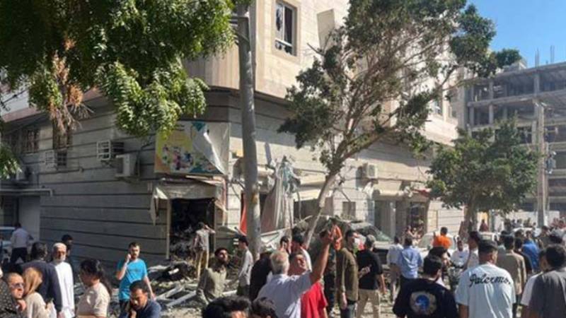 ایران کے شہر بندر عباس میں دھماکا، عمارت کو شدید نقصان،کئی گاڑیاں اور دکانیں بھی متاثر