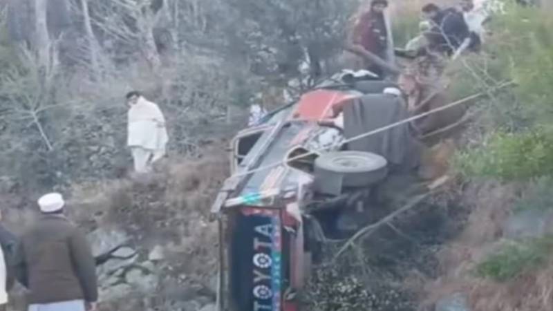 لوئر دیر: ٹریفک حادثے میں ایک شخص جاں بحق، 13 زخمی