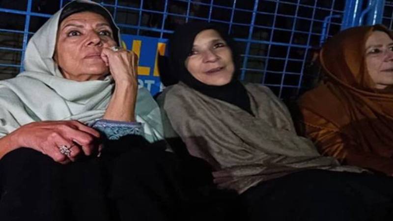 سینٹرل جیل اڈیالہ کے قریب عمران خان کی بہن کے قریب مسلح شخص پکڑا گیا، مقدمہ درج