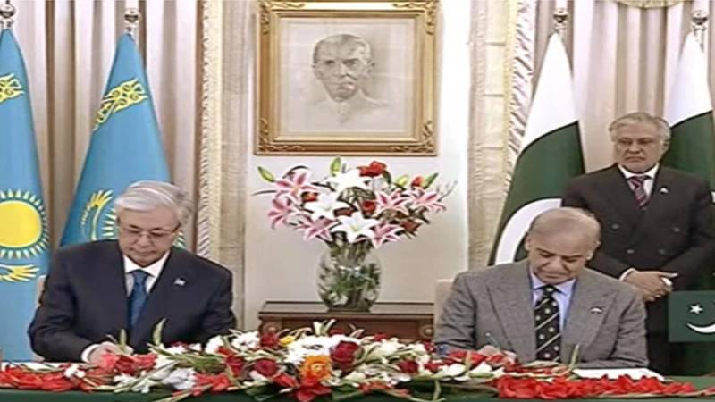 وزیراعظم ہاؤس میں قازقستان کے صدر کا پرتپاک استقبال اور اہم معاہدوں پر دستخط