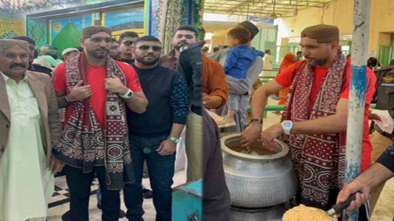 سابق عالمی باکسنگ چیمپئن عامر خان کراچی پہنچ گئے، عبداللہ شاہ غازی کے مزار پر حاضری