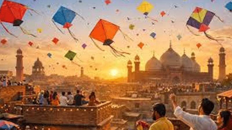 لاہور میں 25 سال بعد بسنت کی شاندار واپسی، شہر پتنگوں، روشنیوں اور خوشیوں میں نہا گیا