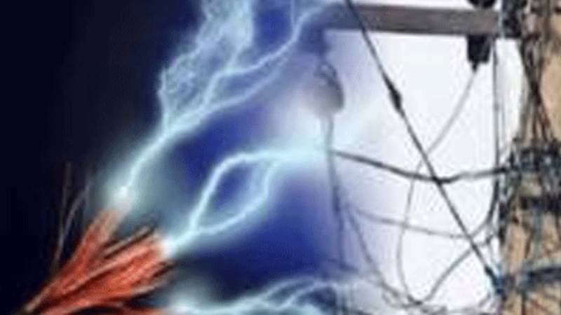 سبزہ زار میں پتنگ پکڑنے کے دوران کرنٹ سے تین افراد جھلس گئے