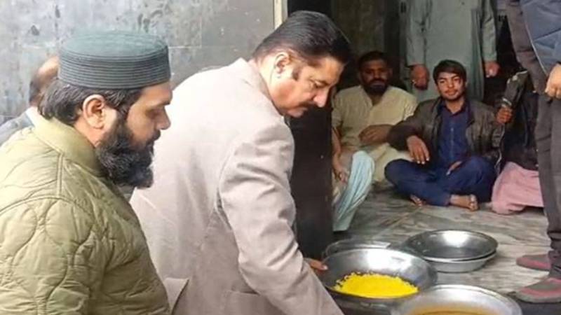 گورنر خیبر پختونخوا فیصل کریم کنڈی کی داتا دربار آمد، فاتحہ خوانی اور لنگر تقسیم