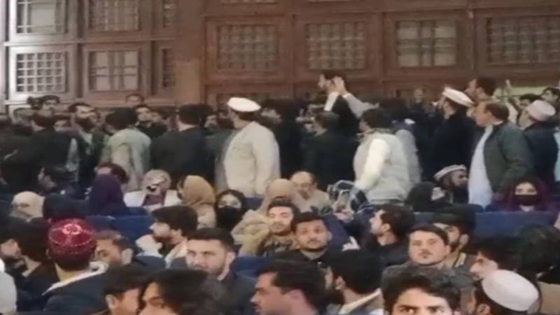 زرعی یونیورسٹی پشاور میں لیپ ٹاپ تقسیم کی تقریب ہنگامہ آرائی کی نذر، امیر مقام روانہ ہو گئے