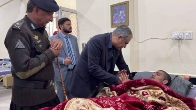 محسن نقوی کا پشاور میں ایف سی ہیڈکوارٹر کا دورہ، زخمی سپاہیوں کی عیادت
