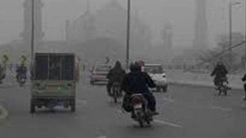 لاہور میں سردی کی شدت برقرار، فضائی آلودگی خطرناک حد تک بڑھ گئی