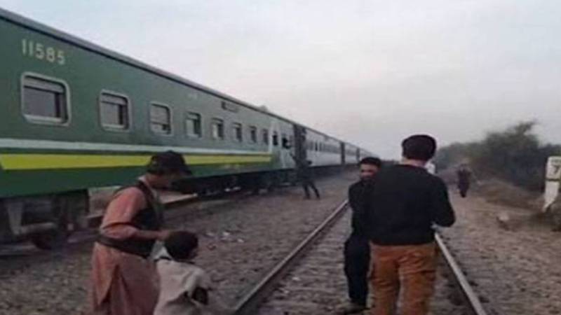 پنجاب سے کراچی جانے والی ٹرین حادثے کا شکار، 7 بوگیاں انجن سے الگ ہوگئیں