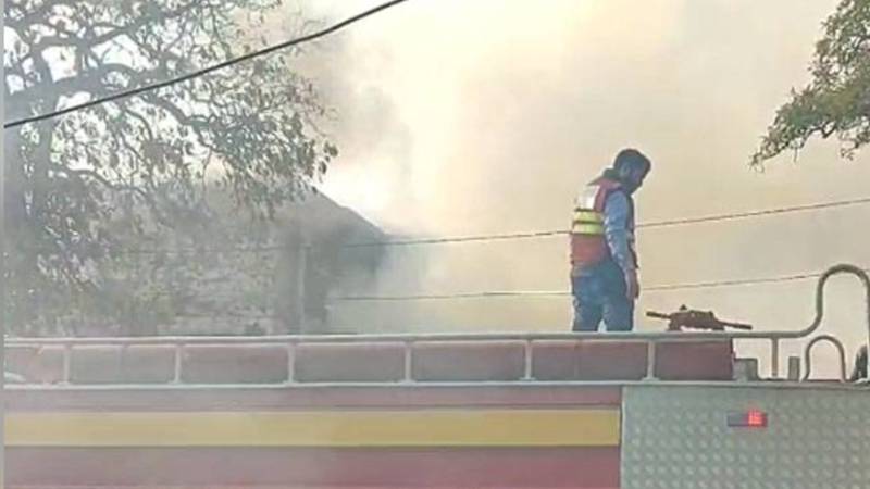 اہور: برکت مارکیٹ کے قریب گھر میں آگ، ریسکیو ٹیمیں موقع پر