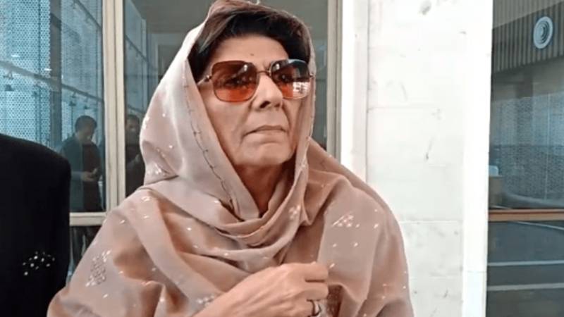 عمران خان کی آنکھ کے معاملے پر علیمہ خان کا سخت موقف