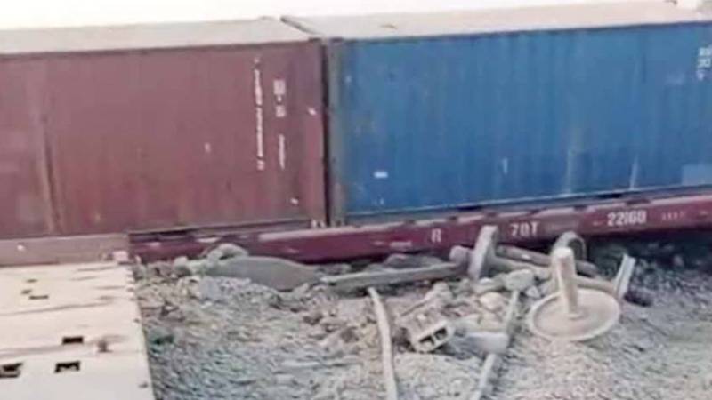 کارگو ٹرین کا انجن الٹنے سے بوگیاں پٹڑی سے اتر گئیں
