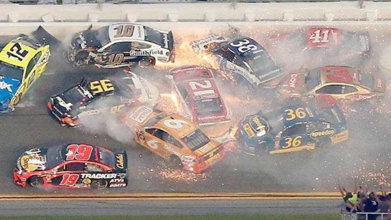فلوریڈا: Daytona 500 ریس میں 17 گاڑیاں آپس میں ٹکرائیں، کوئی جانی نقصان نہیں