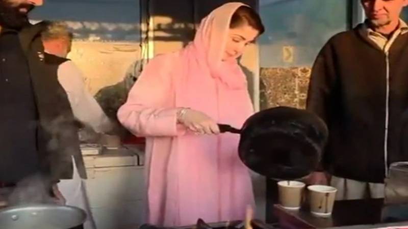 مریم نواز کی مری کے سفر کے دوران چائے کے ڈھابے پر چائے بناتے ہوئے ویڈیو وائرل