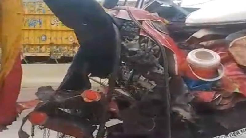 کراچی: سپر ہائی وے D.H.A سٹی کے قریب خوفناک ٹریفک حادثہ، 4 جاں بحق، متعدد زخمی