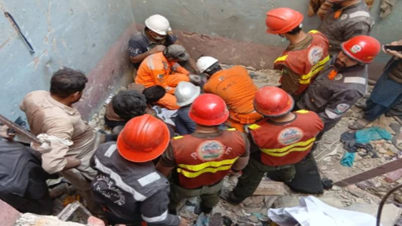 کراچی: گیس لیکیج کے سبب رہائشی عمارت میں دھماکا، 15 ہلاک، 13 زخمی