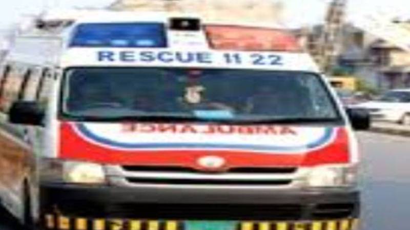 راولپنڈی میں خوفناک حادثہ: تیز رفتار گاڑی حفاظتی باڑ سے ٹکرانے سے ایک شخص ہلاک، خواتین زخمی