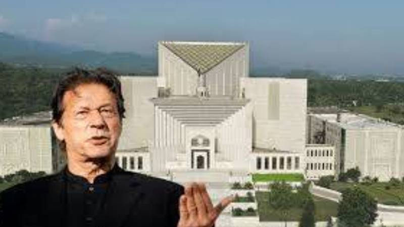 سپریم کورٹ نے بانی پی ٹی آئی کی ہرجانہ کیس میں ٹرائل کورٹ کی کارروائی روکنے کا حکم دیا
