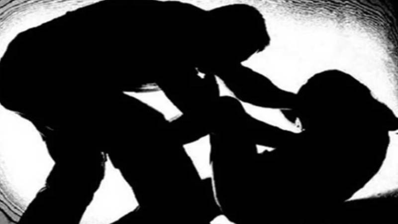 جہلم میں موبائل فون رکھنے کے الزام پر بہو پر انسانیت سوز تشدد، برہنہ کرکے راڈ اور ڈنڈوں سے مارا