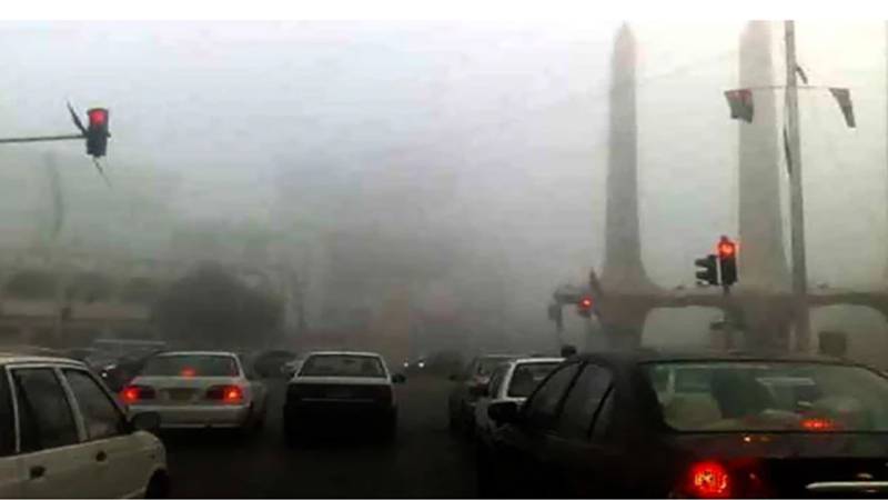 کراچی کے مختلف علاقوں میں صبح دھند کا غلبہ