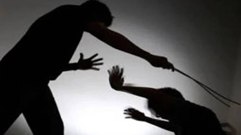 سرگودھا میں بیٹے کا ماں اور بہن پر تشدد، ملزم فرار