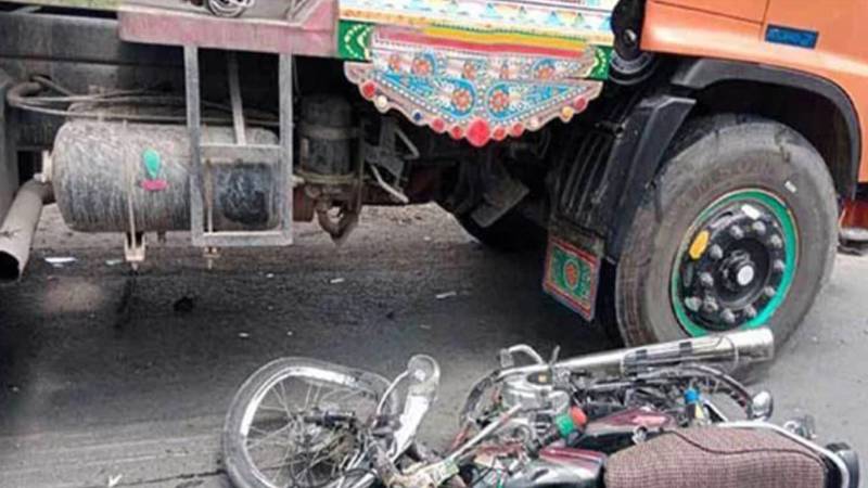 کراچی میں آئل ٹینکر کی موٹر سائیکل سے تصادم، ایک بچی جاں بحق، 2 زخمی