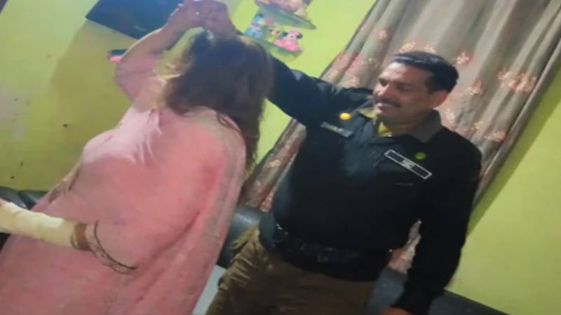 پولیس کانسٹیبل کی خاتون کے ساتھ ٹک ٹاک ویڈیو وائرل، معطلی اور کارروائی کا سامنا