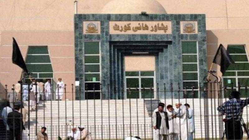 پشاور ہائیکورٹ: خاتون جج کے خلاف نازیبا زبان استعمال کرنے والے وکیل کو سزا، قید اور جرمانہ