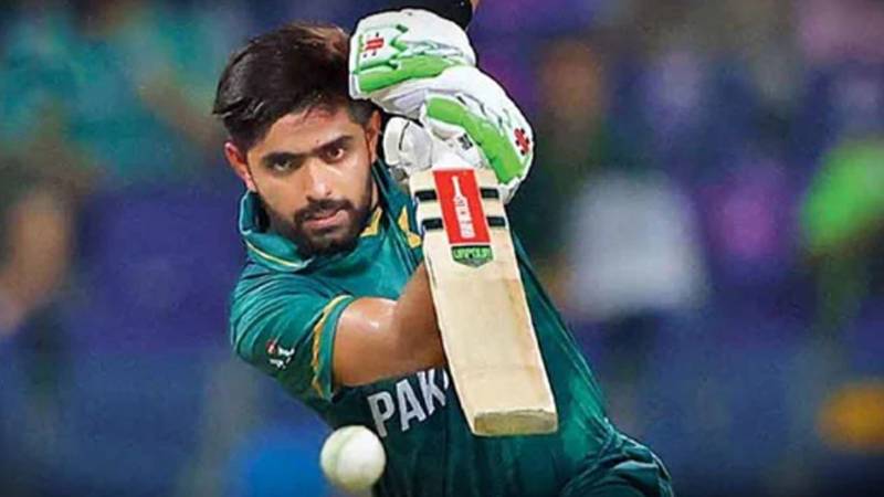 لائیو پروگرام میں کالر نے بابر اعظم کو ٹیم سے باہر کرنے کے لیے وظیفہ طلب کر لیا