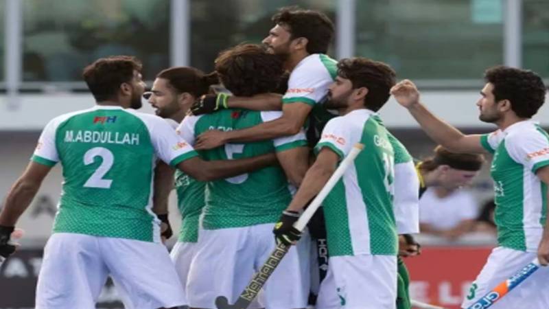 پاکستانی ہاکی ٹیم مصر روانگی کے لیے اسلام آباد ایئرپورٹ پہنچ گئی، ورلڈکپ کوالیفائنگ راؤنڈ کے لیے تیار