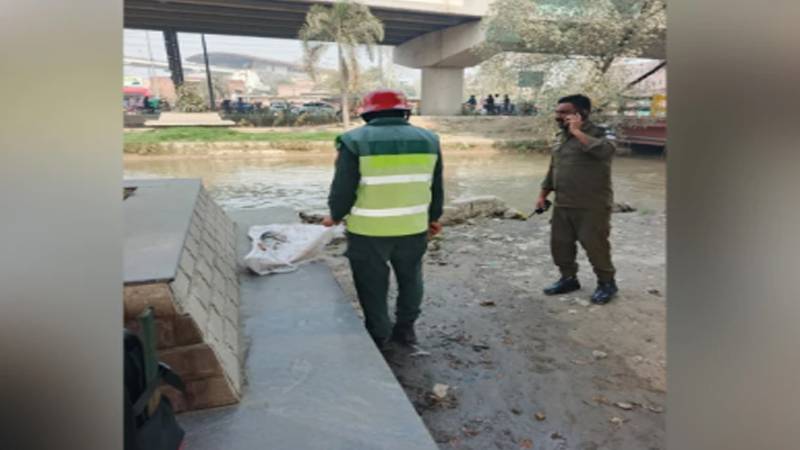 لاہور میں نہر سے نومولود بچے کی لاش برآمد، ریسکیو عملہ نے نکال لی