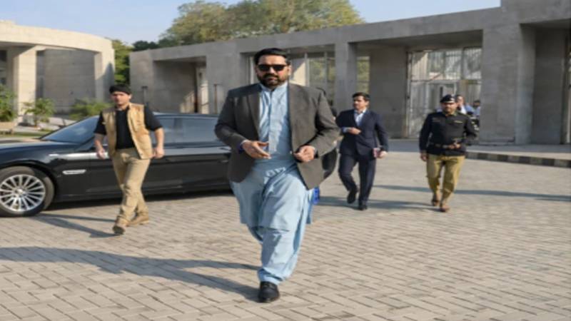وزیراعلیٰ کے پی کی چیف جسٹس اسلام آباد ہائیکورٹ سے گفتگو کی کوشش، بات سنے بغیر چیمبر میں چلے گئے