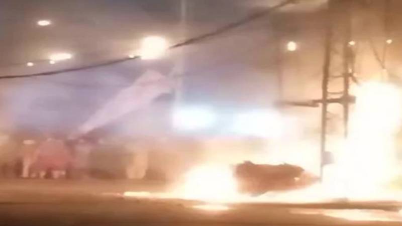 حیدرآباد: بجلی کے پول پر آگ لگنے سے کئی گھروں میں بجلی معطل