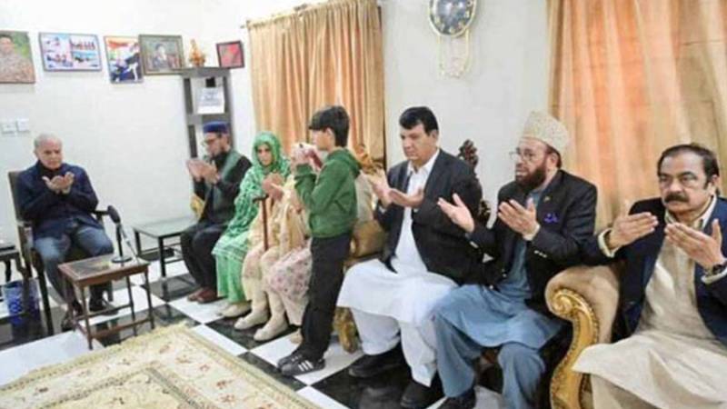 وزیراعظم شہباز شریف کی شہید لیفٹیننٹ کرنل شہزادہ گل فراز کے گھر آمد، لواحقین سے فاتحہ خوانی اور تعزیت