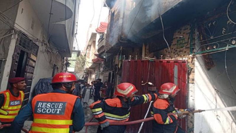 لاہور: مدینہ کالونی میں گھر میں آگ، نوجوان پر شبہ