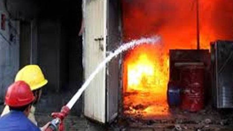 لاہور میں فیروزپور روڈ کی فیکٹری کے گودام میں آگ، لاکھوں روپے کا سامان جل کر خاکستر