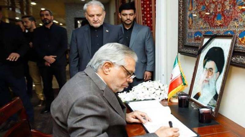 اسحاق ڈار کا ایرانی سفارتخانے کا دورہ، شہادت پر تعزیتی کتاب میں تاثرات درج 