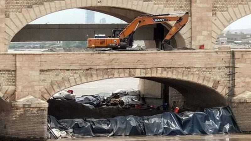 سکھر بیراج پر عارضی حفاظتی بند ٹوٹ گیا، مشینری کو نقصان