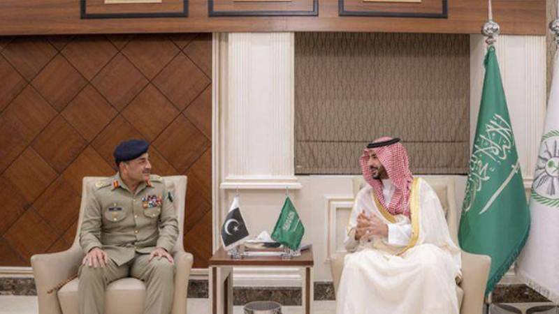پاک فوج چیف عاصم منیر کی سعودی وزیر دفاع سے ملاقات، ایران کے ڈرون و میزائل حملوں پر تبادلہ خیال