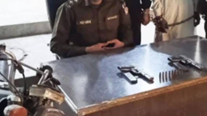 لاہور: نجی فیکٹریوں سے جوتے چوری کرنے والا نوسرباز گینگ گرفتار
