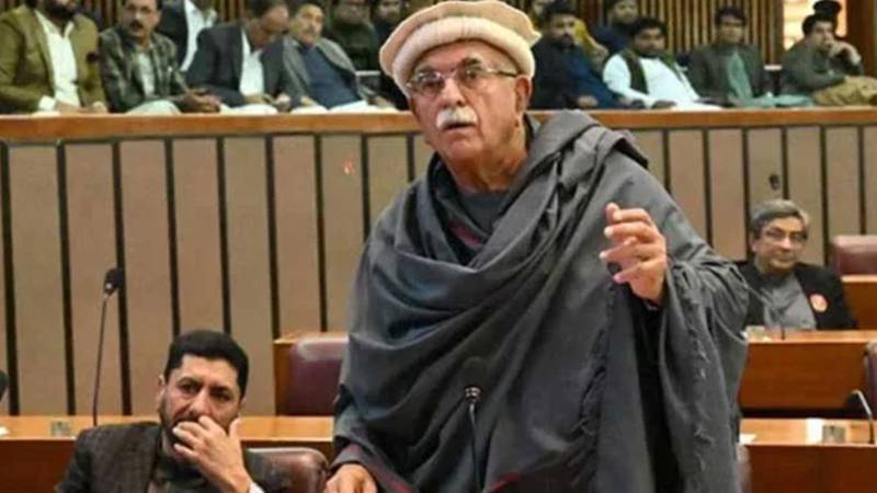 ایک روحانی پیشوا شہید ہوا ہے ہم خاموش بیٹھے ہیں: محمود خان اچکزئی
