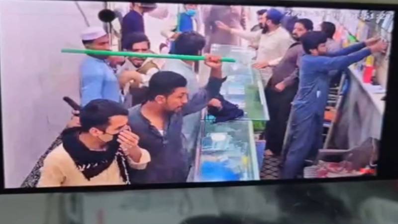 پشاور: تھانہ کابلی کے علاقے میں دکان میں مسلح تشدد اور لوٹ مار کی ویڈیو وائرل