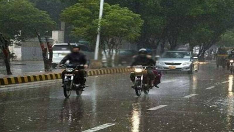 لاہور سمیت پنجاب کے مختلف شہروں میں بارش، موسم خوشگوار ہو گیا