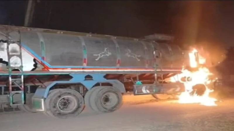 یونیورسٹی روڈ پر واٹر ٹینکر کی ٹکر، شہری جاں بحق، ٹینکر کو مشتعل افراد نے آگ لگا دی