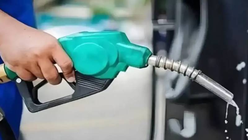 کرک: بوتلوں اور گیلن میں پیٹرول کی فروخت پر 30 دن کے لیے پابندی عائد