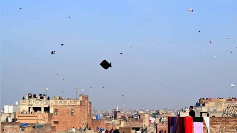 بسنت کے بعد بھی شہر میں خطرناک پتنگ بازی، پولیس اہلکار زخمی، مقدمہ درج
