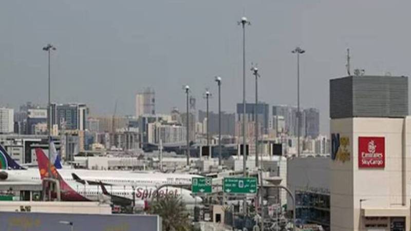 دبئی انٹرنیشنل ایئرپورٹ پر ڈرون حملے کے بعد آگ، لینڈنگ عارضی طور پر معطل